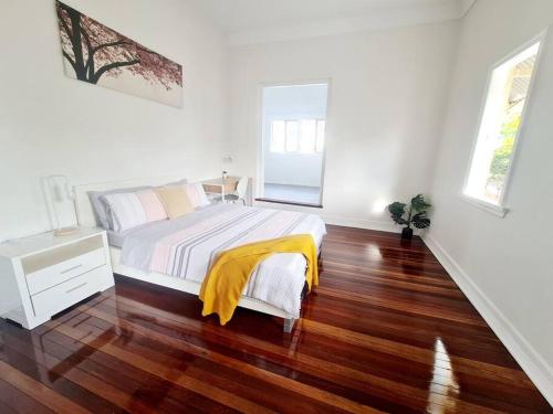 玛丽伯勒Exclusive location - Entire 3-bedroom in Maryborough CBD, 10ppl的一间卧室配有一张黄色毯子床