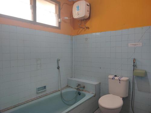 占碑市RedDoorz Syariah At Hotel Matahari 1 Jambi的一间带卫生间和浴缸的浴室