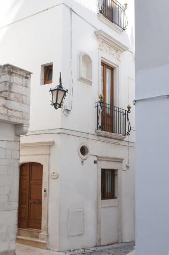 马丁纳弗兰卡Lapignagialla的白色的建筑,设有门和阳台