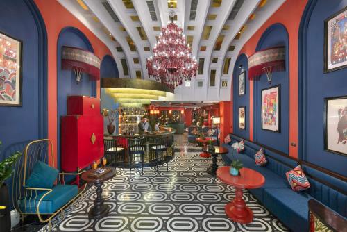河内HOTEL du LAC Hanoi的一间拥有蓝色墙壁和吊灯的甜蜜酒店的大堂