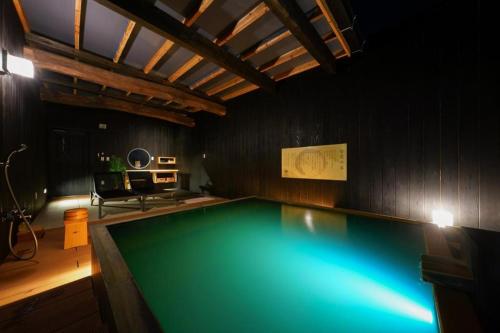 别府MURE Beppu的一个带桌子的房间的游泳池