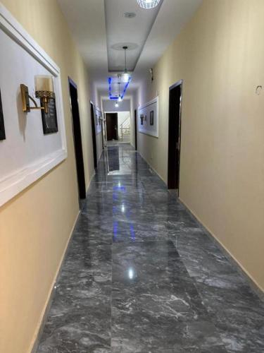 EregunJuliet's Place Residence & Hotel的建筑中铺有大理石地板的走廊