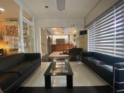 达沃市Hari Royale Suites的带沙发和咖啡桌的客厅