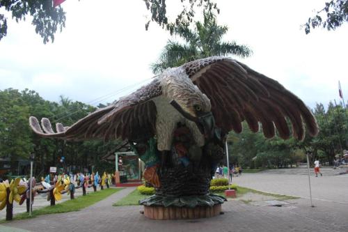 达沃市Hari Royale Suites的街道上一头鹰的大雕像