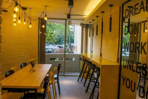 Ban Bang Phut (3)DLUXX THAMMASAT的餐厅设有桌椅和窗户。