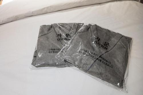 高阳市Goyang Ilsan Wondang No. 25的床上一双塑料短裤