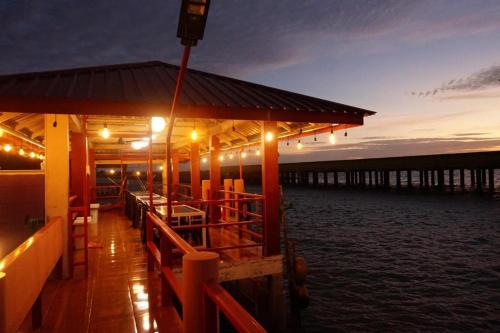 丹戎槟榔Sunset Curly Bay Hotel & Resort的码头,有水灯