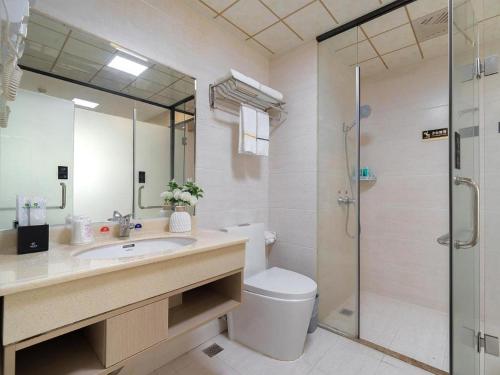 晋江City Comfort Inn Quanzhou Jinjiang Airport Yangguang Food Street的浴室配有卫生间、盥洗盆和淋浴。