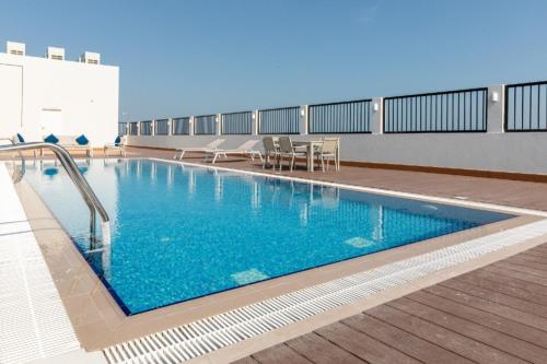 多哈Royal sherao hotel فندق شراعوه الملكي的大楼内的一个蓝色海水游泳池
