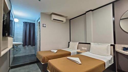 日得拉吉塔拉精品酒店的小酒店客房设有两张床和镜子