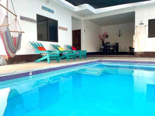 蒙特里科Casa 3 Salinas Monterrico completamente equipada y con piscina privada的一座蓝色的游泳池