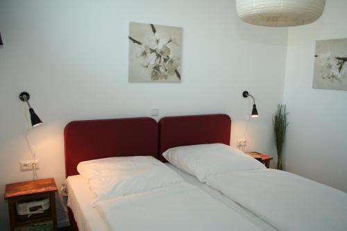 汉堡南运河公寓式酒店的一张带两个白色枕头的床