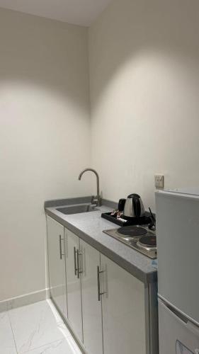 阿尔卡吉شقة جديدة بصالة وغرفه نوم ودخول ذاتي مستقل的厨房配有水槽和台面