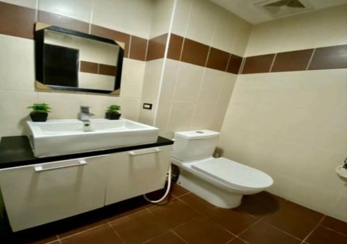 安吉利斯Horizon Hotel Tower One的浴室配有白色卫生间和盥洗盆。