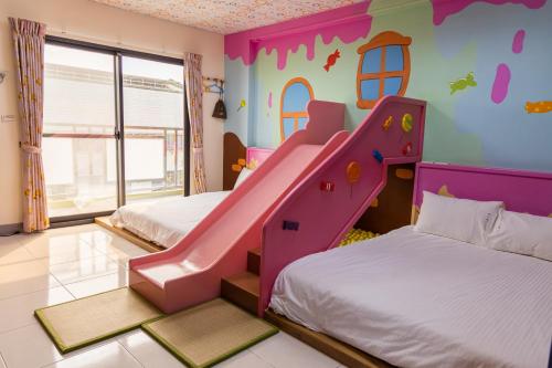 东港宜家莊親子民宿的儿童间 - 带两张床和滑梯