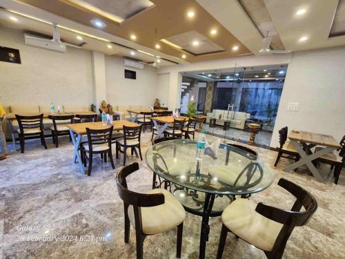 吉申格尔Rani Palace Hotel And Resort的一间在房间内配有桌椅的餐厅