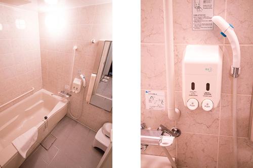 都城市ホテル中山荘的带浴缸、卫生间和盥洗盆的浴室
