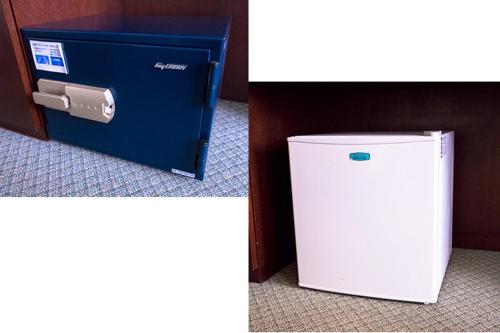 都城市ホテル中山荘的房间里的一台小冰箱两张照片