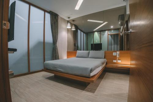 小琉球岛珊瑚假期民宿的一间卧室配有一张床和一台电视