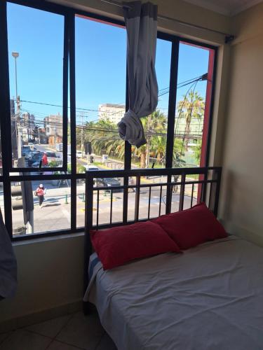 伊基克Hotel San Felipe Iquique的卧室在窗户前配有一张床