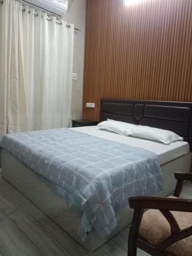 瓦拉纳西Preet Home Stay的一间卧室配有一张带蓝色毯子的大床