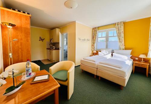 青斯特戈德绑酒店的酒店客房配有一张床铺和一张桌子。