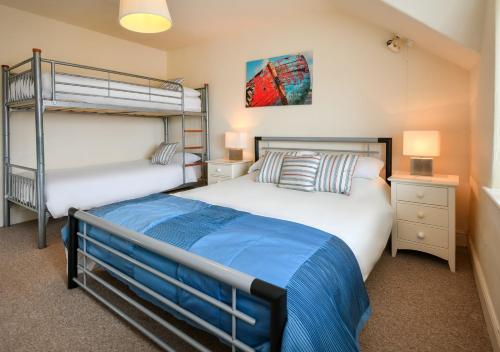 阿伯索赫Bronwydd的一间卧室配有两张床和一张双层床。