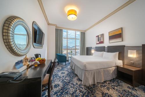 麦加阿尔基斯瓦大厦酒店的配有一张床和一张书桌的酒店客房