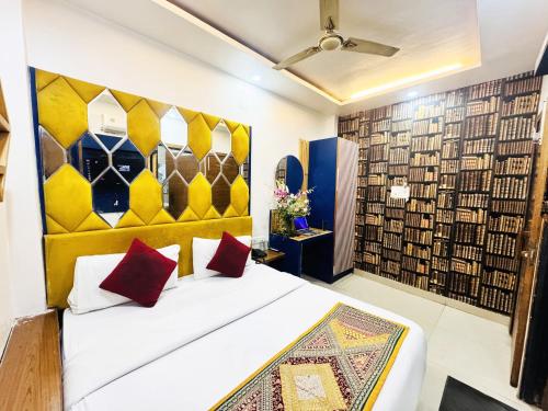 新德里Hotel Jai Balaji, Paharganj, New Delhi Railway Station的一间卧室配有一张床和一堵书墙