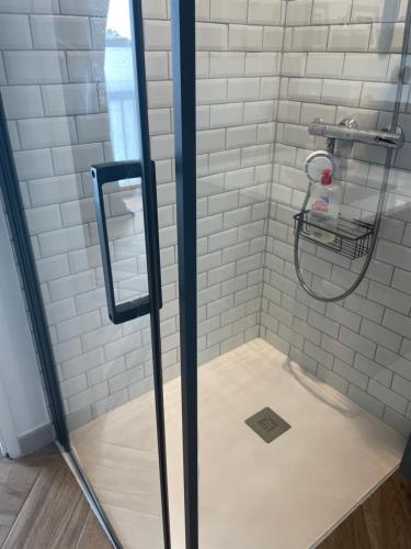 普罗梅尔Gîtes d'Izel n°2的浴室铺有白色地铁瓷砖,配有淋浴