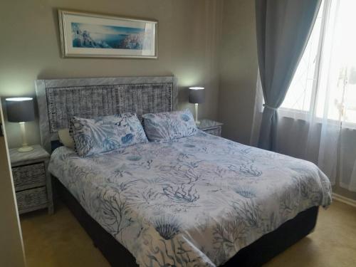 马盖特La Corsica 9的一间卧室配有蓝色和白色床单