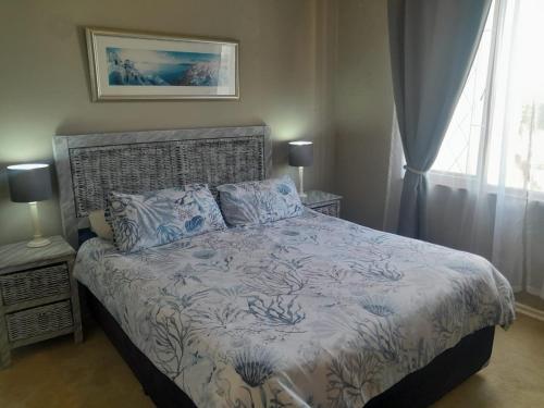 马盖特La Corsica 9的一间卧室设有一张床和一个窗口
