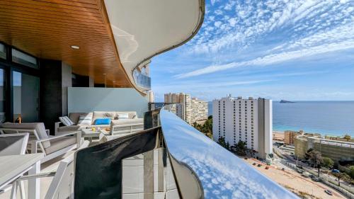 贝尼多姆SUNSET WAVES luxury apartment的海景阳台。