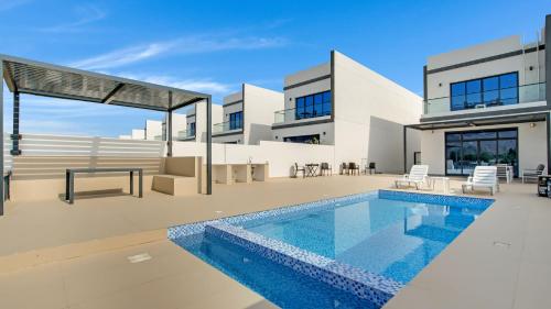 富查伊拉Al Dana Paradise Luxury Villas Palm Fujairah Sea View的一座带游泳池的房子的图象