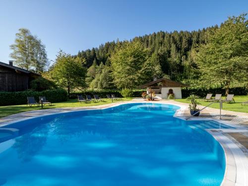 奥贝劳哈弗令阿霍夫酒店的庭院里的一个蓝色的大游泳池