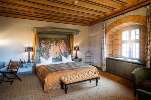 Kirchahorn雷本斯汀布格酒店的一间卧室设有一张大床和一个大窗户