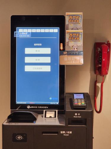 台北日光乐居西门馆的坐在现金登记册上的一个计算机显示器