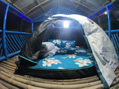 KurseongSunnyside Campstay的帐篷内有一张床