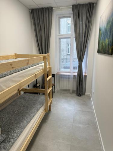 卡托维兹Green Hostel Katowice 24h - Parking的一间卧室配有双层床和窗户。