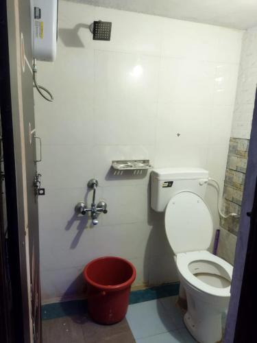 亨比Karthik home stay的一间带卫生间和桶的小浴室