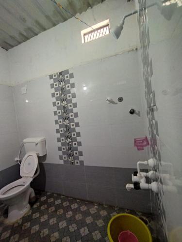 亨比Karthik home stay的带淋浴和卫生间的浴室。
