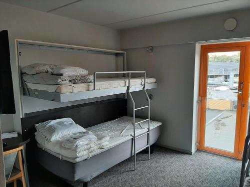 科灵科尔丁体育酒店的带窗户的客房内的两张双层床