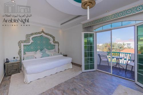 Arabian Nights - Exclusive Villa With Private Pool in Al Hamra Palace客房内的一张或多张床位
