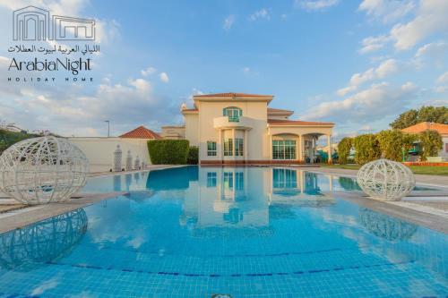 Arabian Nights - Exclusive Villa With Private Pool in Al Hamra Palace内部或周边的泳池