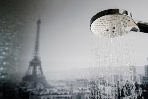 巴黎钟楼巴黎19维耶特酒店的底部有艾菲尔铁塔的淋浴头