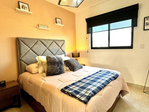 克雷塔罗Depto lujo Querétaro climatizado的一间卧室设有一张大床和窗户
