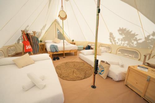 BacáicoaKampaoh Sierra de Urbasa的帐篷内带两张床的房间