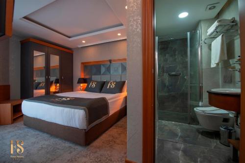 伊斯坦布尔FOUR SEVEN HOTEL的一间卧室配有一张床,浴室设有淋浴。