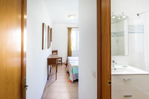 苏昂博Villa Terra的一间带水槽、桌子和床的浴室