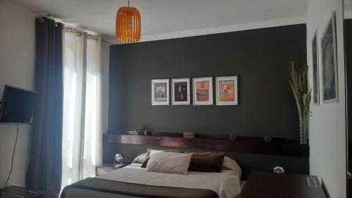 锡拉库扎Casa Antioco B&B的一间卧室设有一张床和黑色的墙壁